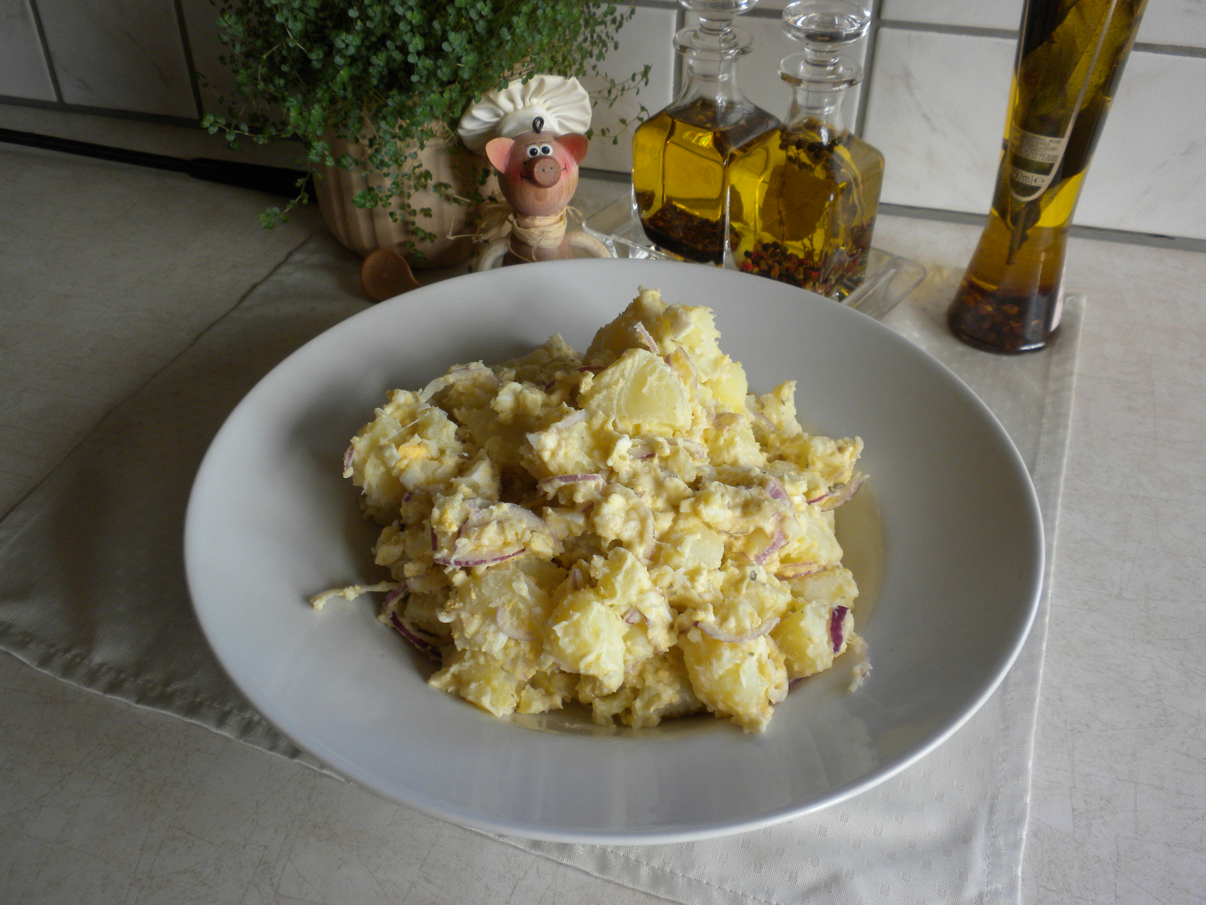 Aardappelsla met rode ajuin en eikes