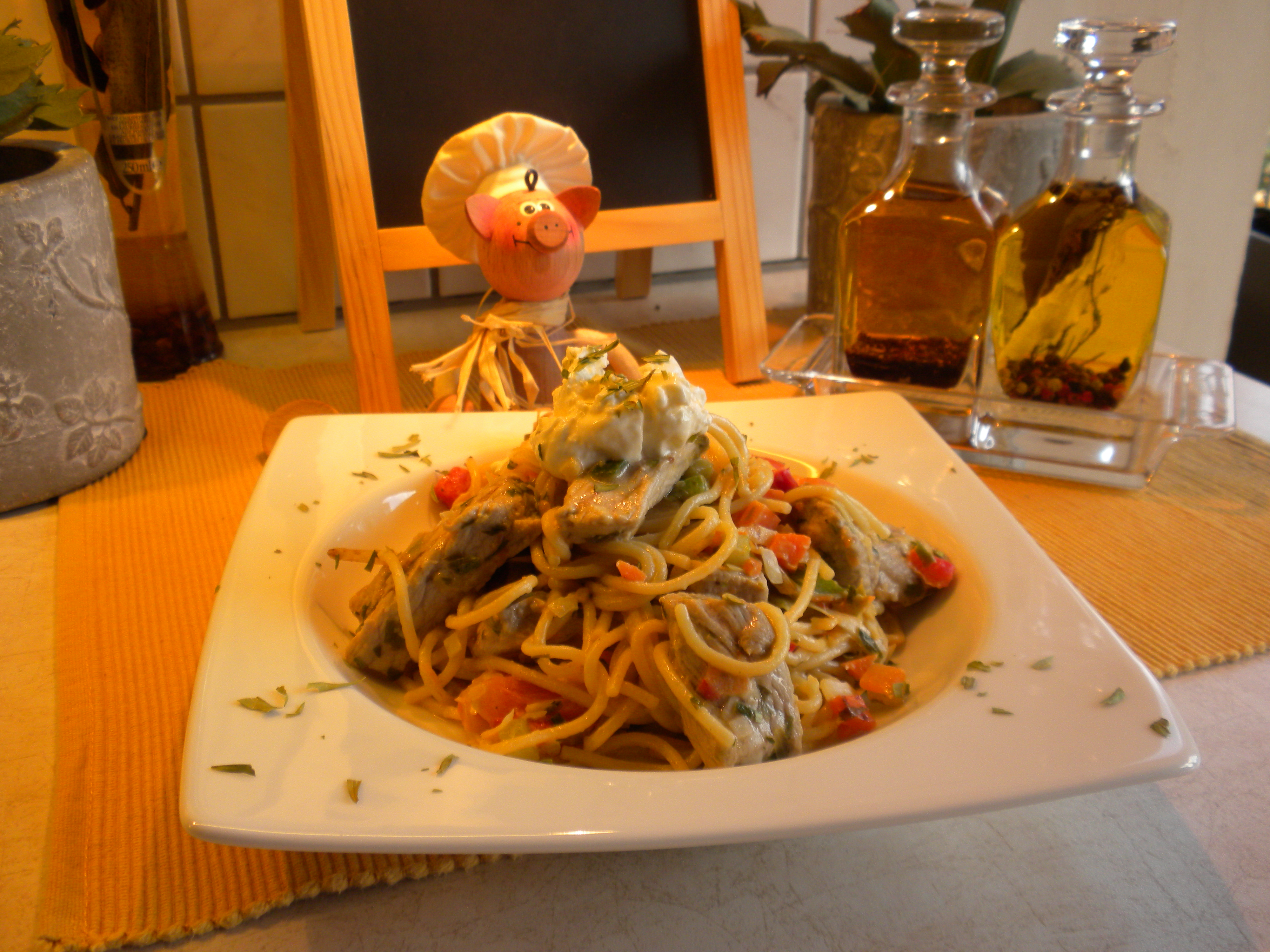 Spaghetti met kalfsmedaillon met zure room en fijne groenten