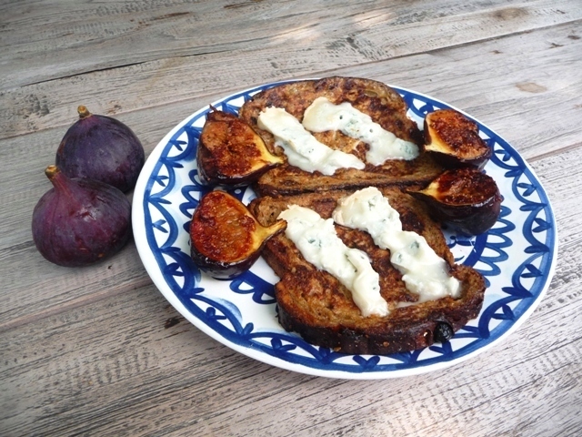 Wentelteefjes van mueslibrood gebakken vijg en Gorgonzola