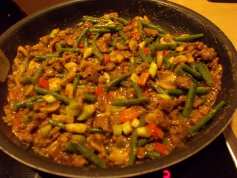 Wokken Indisch gekruid gehakt met groenten en pindasaus