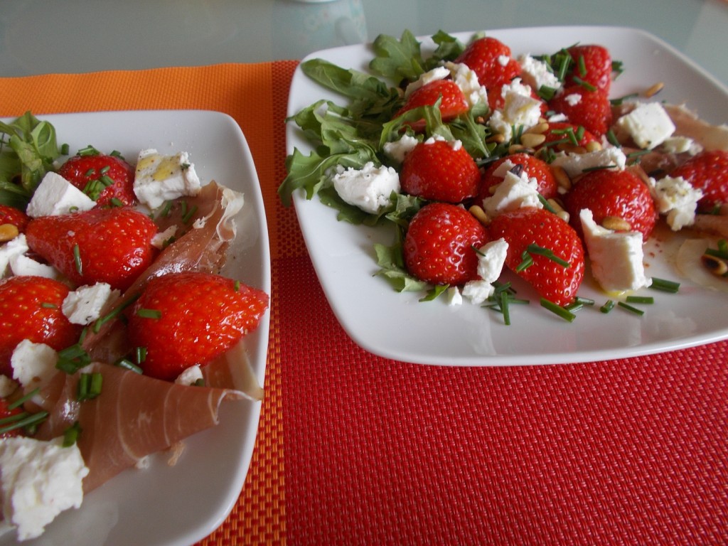 Aardbeien-rucolasalade met Parmaham feta en geroosterde pijnboompitten