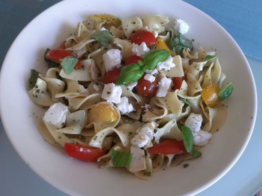 Pasta pesto salade met gerookte kipfilet, kerstomaatjes, kappertjes en geitenkaas