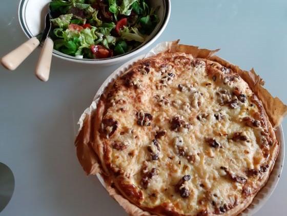 Bloemkoolquiche met kaas en walnoten