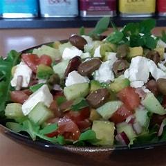 Griekse salade met avocado feta en rucola