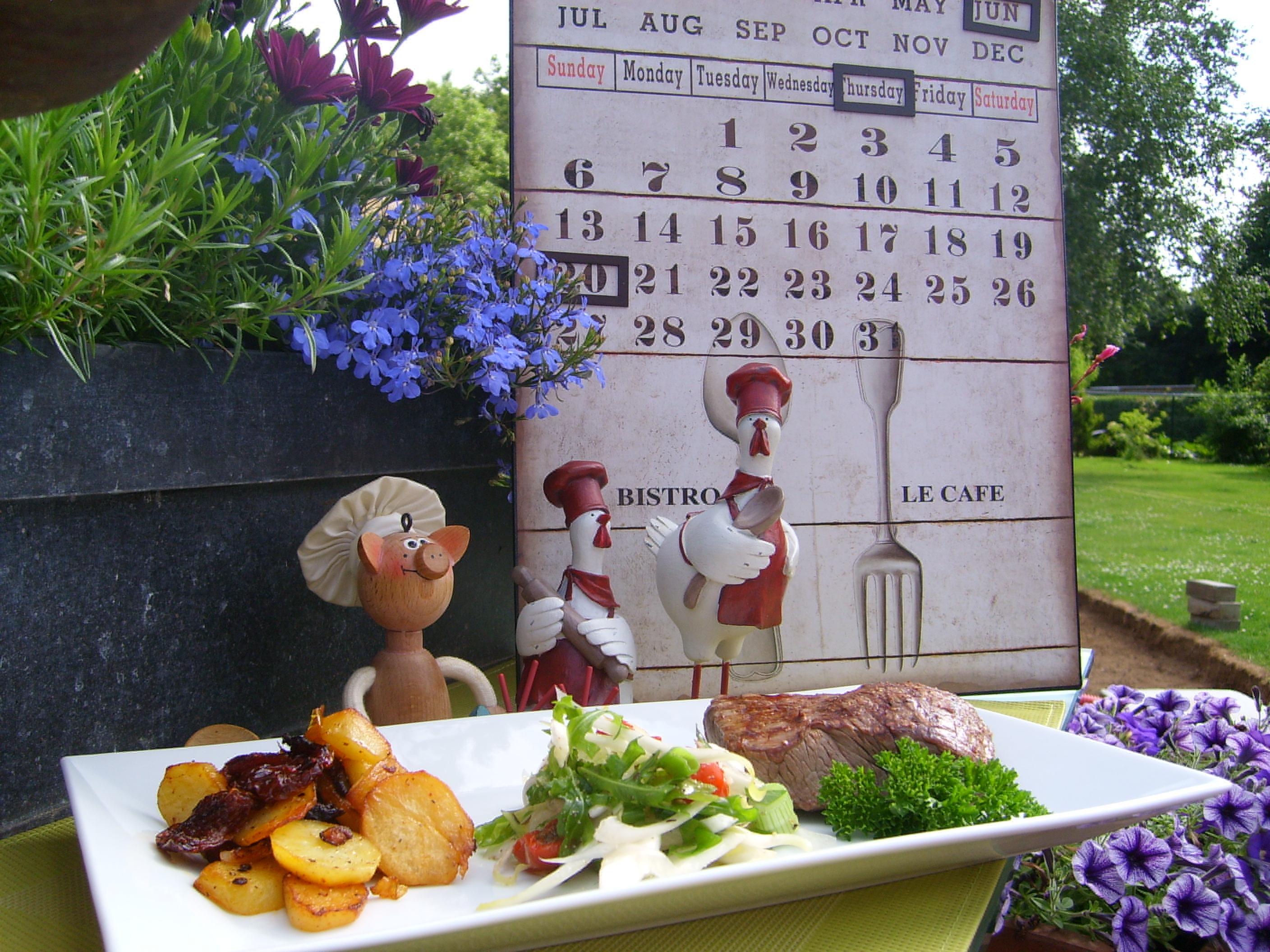 Dagschotel: steak natuur met een frisse salade en opgebakken patatjes