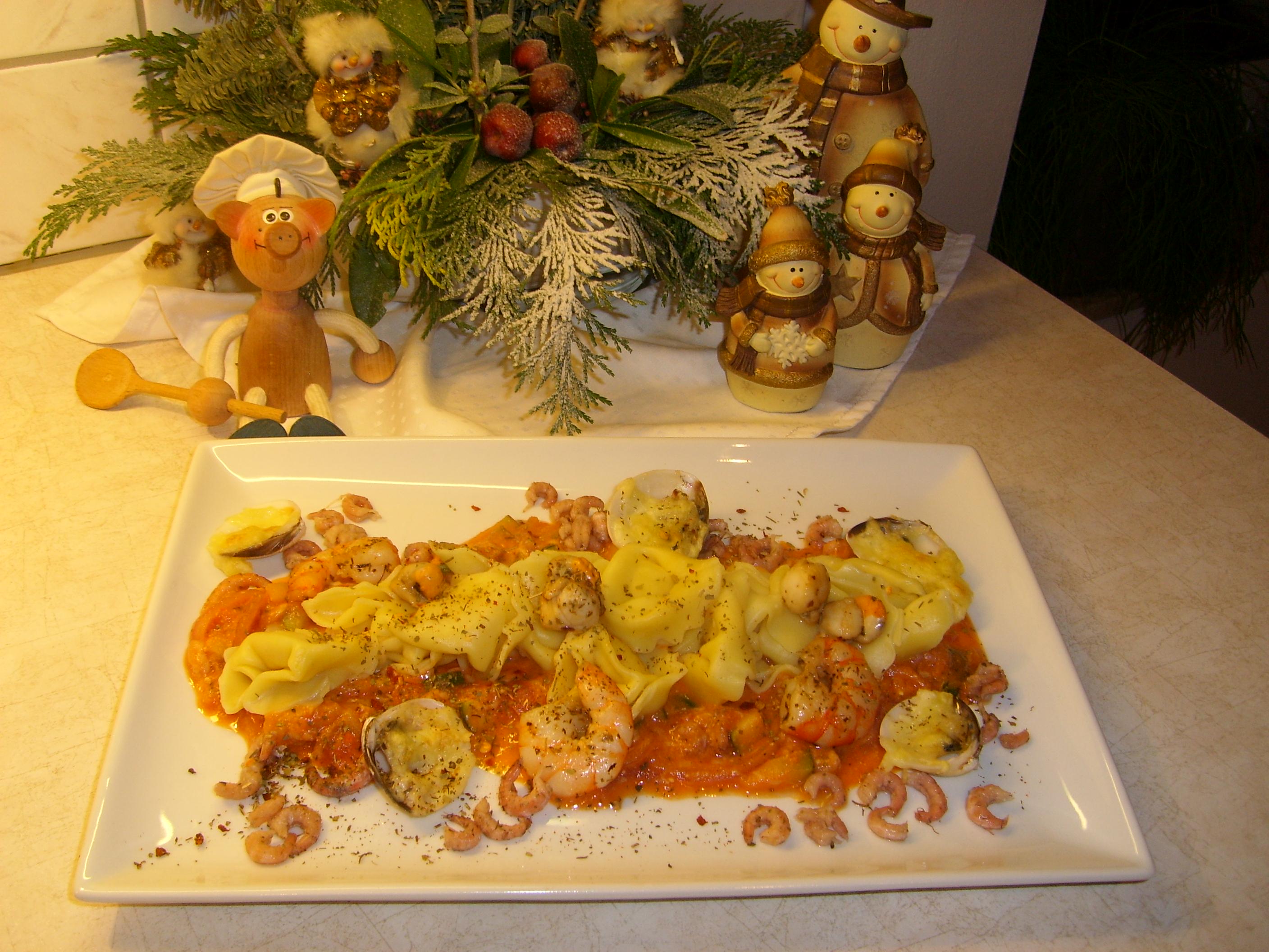 Tortellini gevuld met gorgonzola en ricota vergezeld van zeevruchten badend in een romig tomatensausje