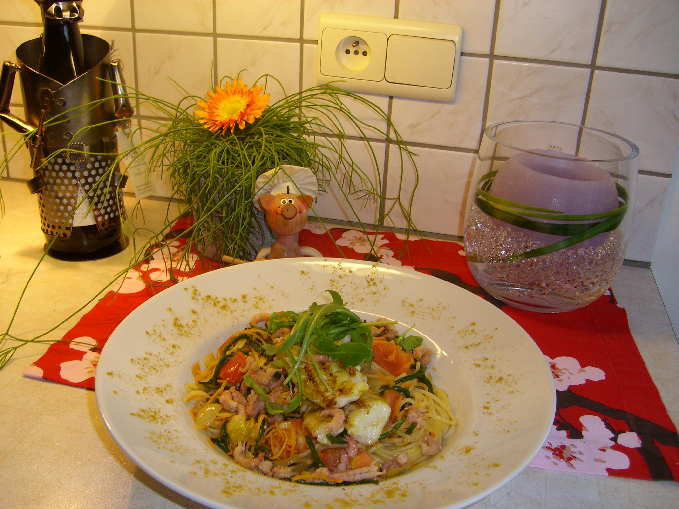 Gegrilde zeewolffilet op een bedje van pasta met groenten