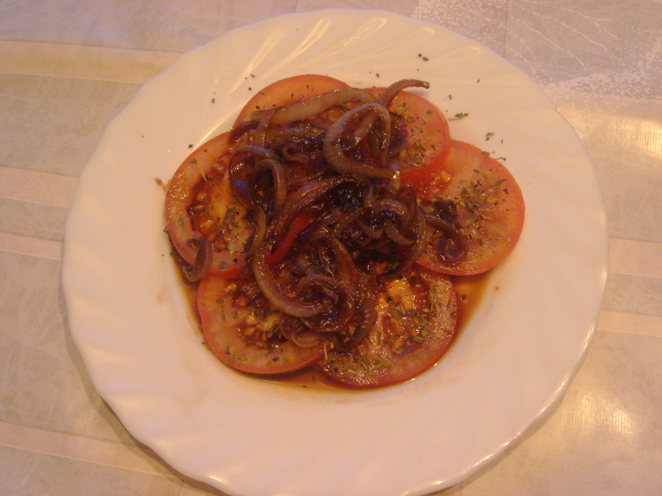 Tomatensalade met gekarameliseerde ui