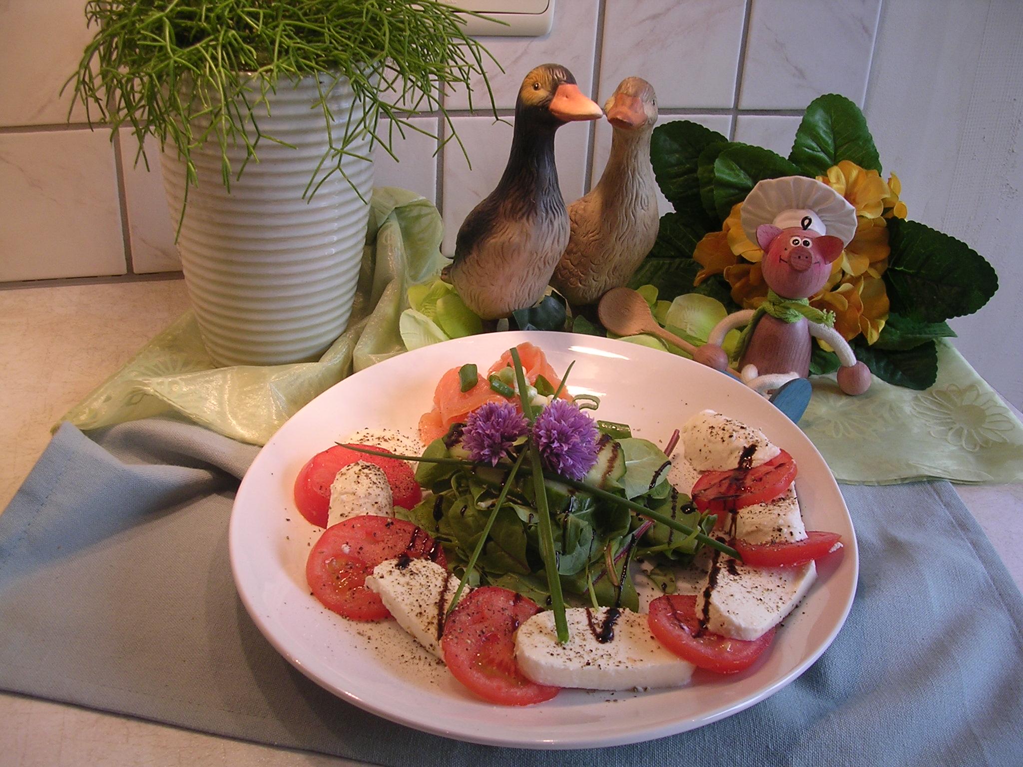 Een fris slaatje met tomaat en mozzarella en gerookte zalm