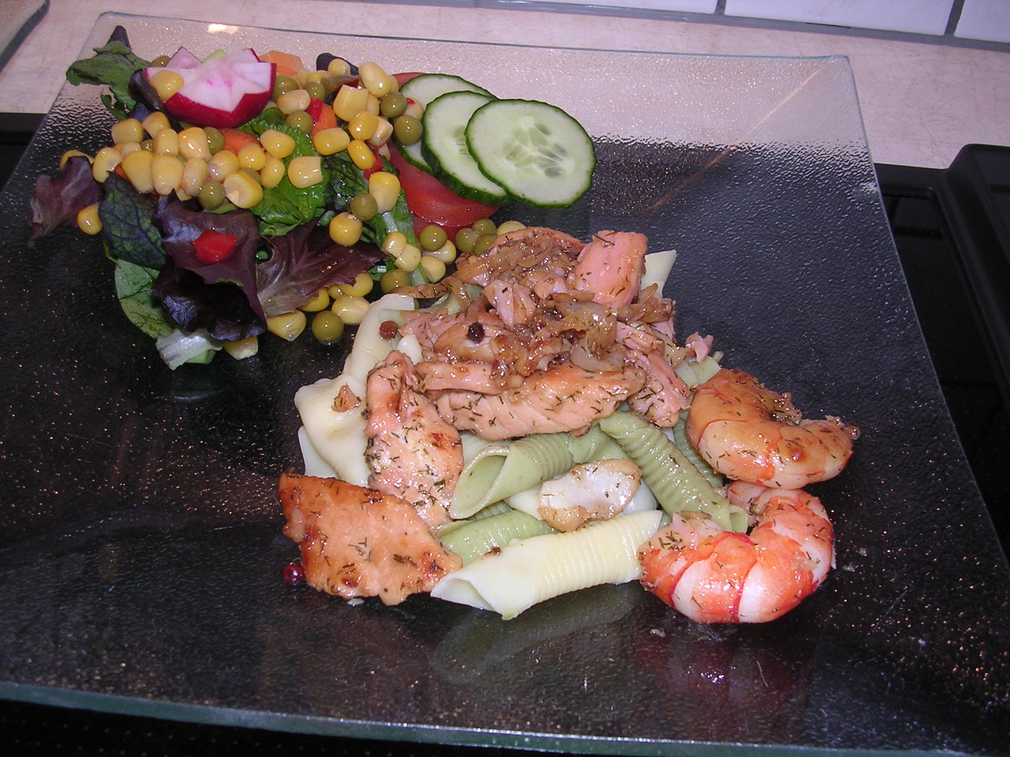 Lauwe pasta met zalm , gerookte zalm en scampi's