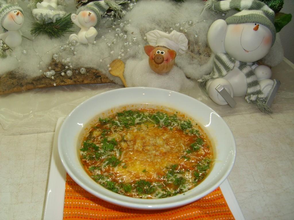 Soep van de dag: tomaten groentensoep afgewerkt met peterselie en kaas en overschotje van couscous