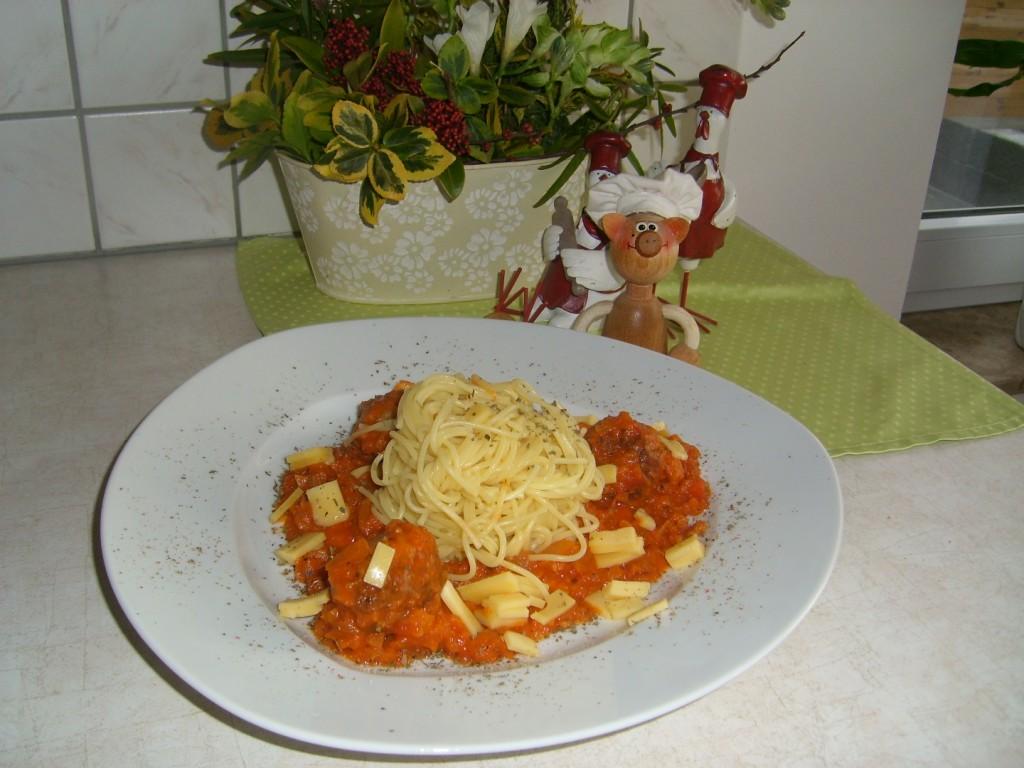 Pasta met bouletten in een tomatensausje bestrooit met oude Brugse kaas