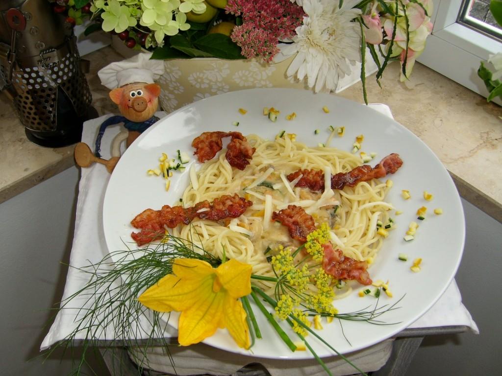 Pasta in een kaassausje met gele en groene courgette