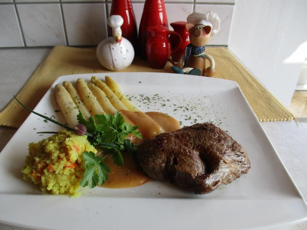 Dagschotel: Ierse filet pur met asperges, puree vergezeld van een zacht sausje