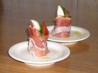 Amuse van rolletjes ham en buffel mozzarella