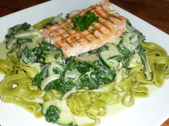 Tagliatelle met verse spinazie, courgette en gegrilde zalm