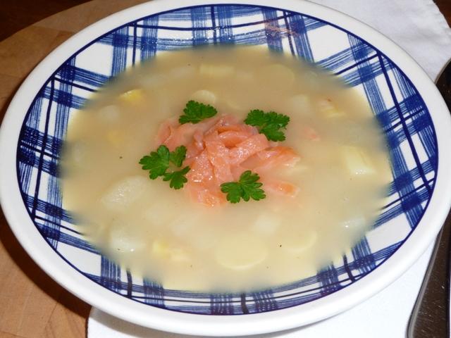 Romige aspergesoep met gerookte zalm