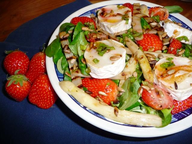 Lentesalade met asperges, aardbeien en geitenkaas