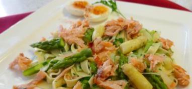 Asperge-tagliatelle met kruidensaus, warm gerookte zalm en ei.