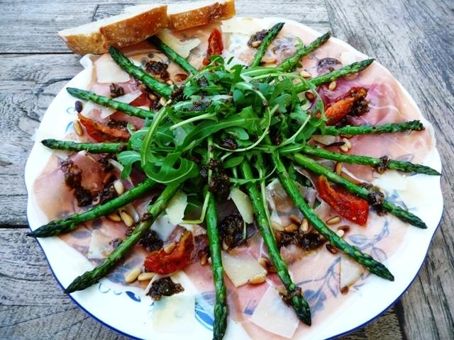 Carpaccio van Parmaham met gegrilde asperges