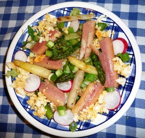 Lente salade met gegrilde asperges en gerookte paling