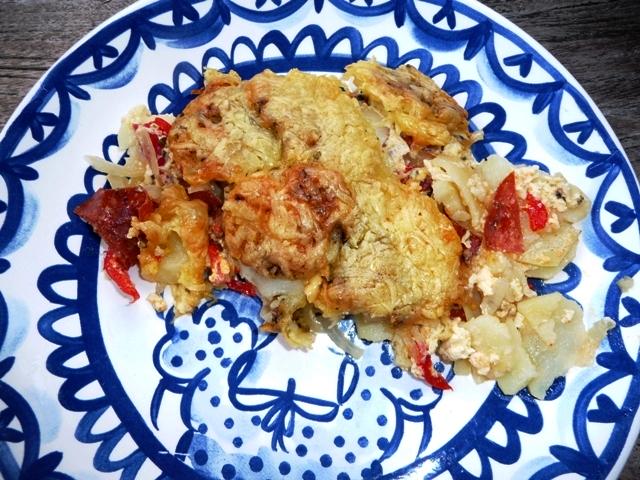 Pittige aardappelgratin met pepperoni, paprika en ui