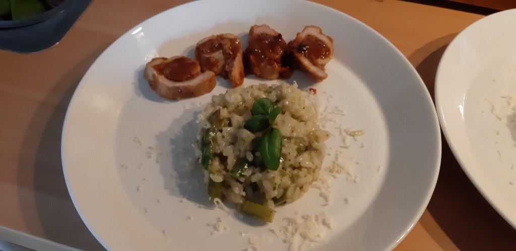 Involtini van varkensvlees met rauwe ham en rode pesto