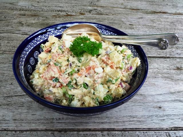 Luxe aardappelsalade met zalm, ei, ui, appel en koriander