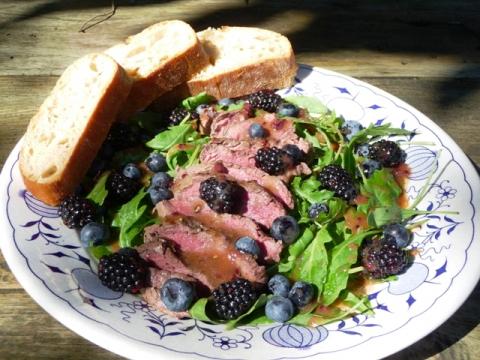 Salade met bosbessen, bramen en biefstuk