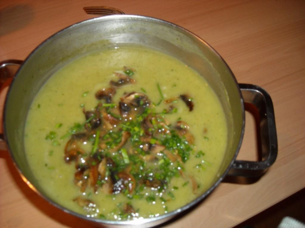 Broccolisoep met roomkaas en champignons