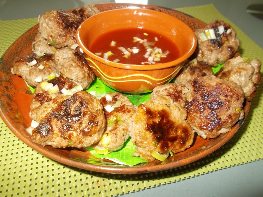 Aziatische honing gehaktkoekjes met lenteuitjes en een pittige saus