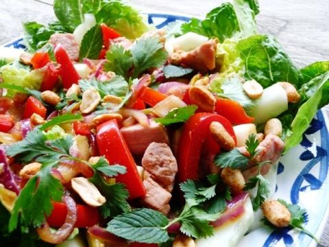 Oosterse salade met varkenshaaspuntjes