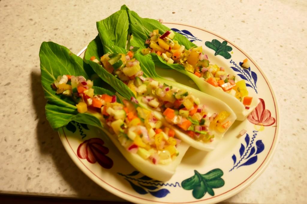 Rauwkostsalade in bakjes van Shanghai Paksoi