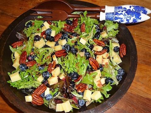 Salade met blauwe bessen, kaas en noten