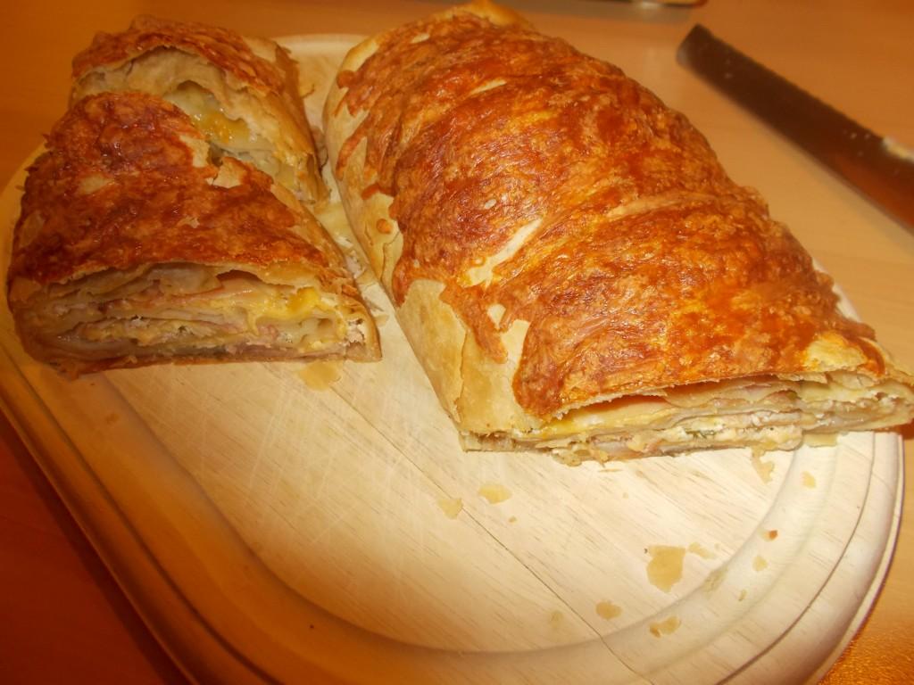 Strudel gevuld met ham, kaas en roomkaas