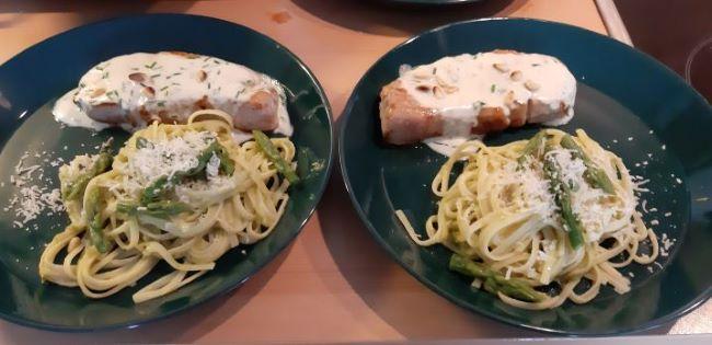 Spaghetti met groene asperges,witte wijn en Parmezaanse kaas