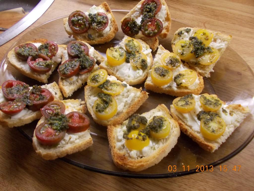 Crostini zachte geitenkaas, kerstomaatjes en pesto