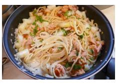 Spaghetti met asperges in romige mascarponesaus en warm gerookte zalm