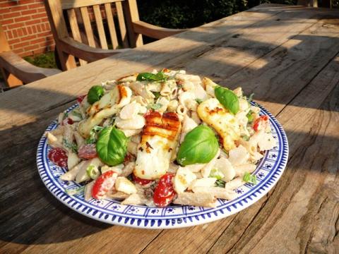 Pastasalade met asperges en gegrilde halloumi