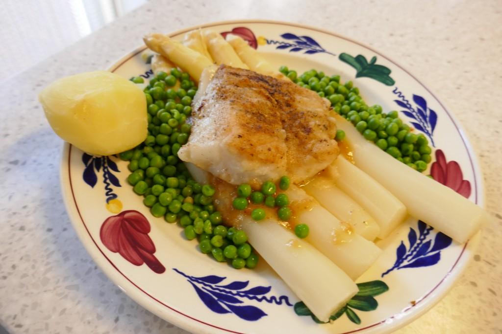 Asperges met miso beurre blanc  kabeljauw en tuinerwtjes