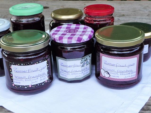 Jam van zomerfruit (braam, framboos, blauwe bes, kers, pruim)