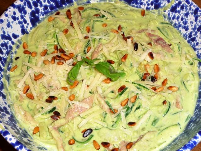 Courgetti met avocadosaus en gerookte paling