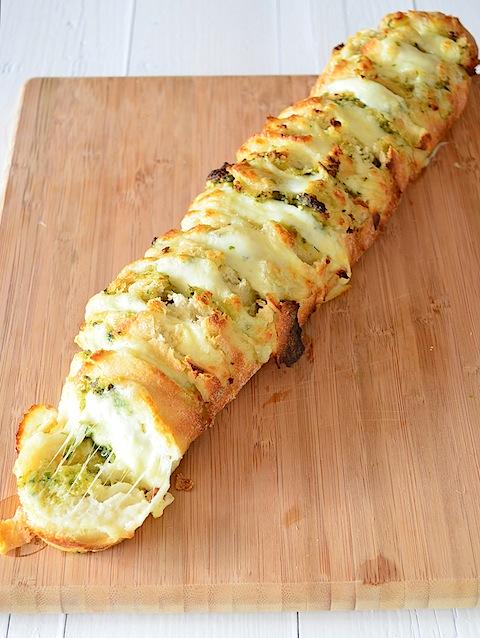 Gevuld borrelstokbrood met pesto en mozzarella