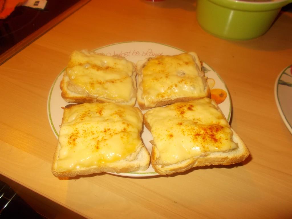 Lekker lunchen? Warme tonijnboterhammetjes uit de oven.