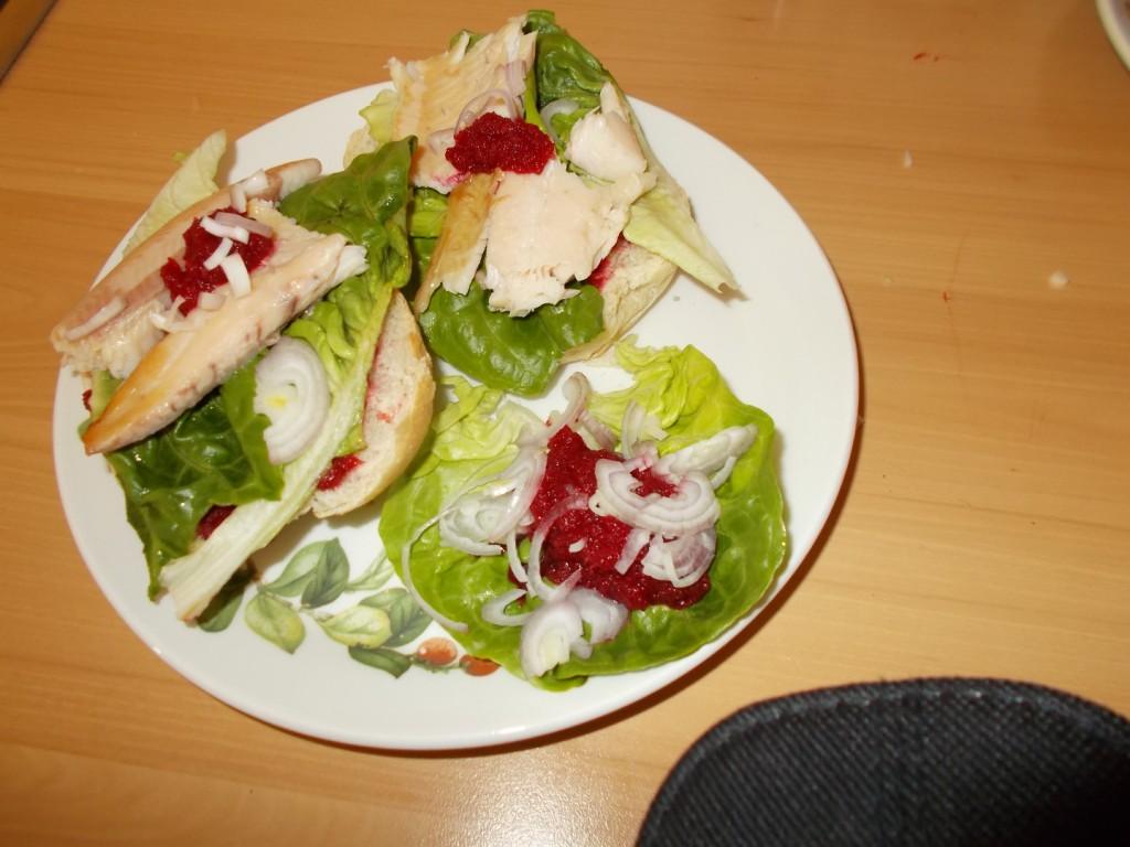 Broodje warm gerookte forel met rode biet en mierikswortel