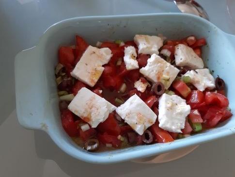 Warme feta met tomaat en olijven uit de oven