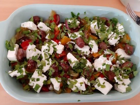 Lauwwarme paprikasalade (peperonata) met feta