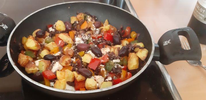 Frans boerenpannetje met gehakt aardappel en paprika vakantiegerecht