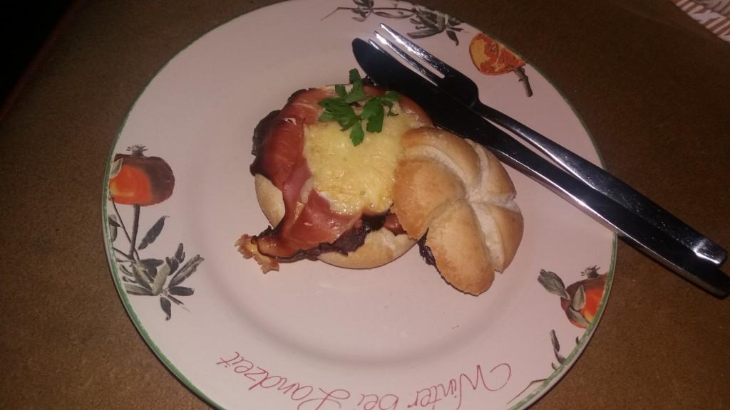 Gevulde broodjes met rauwe ham ei en kaas uit de oven