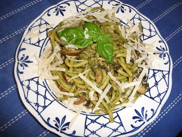 Spaghetti met spekjes, champignons en (daslook)pesto